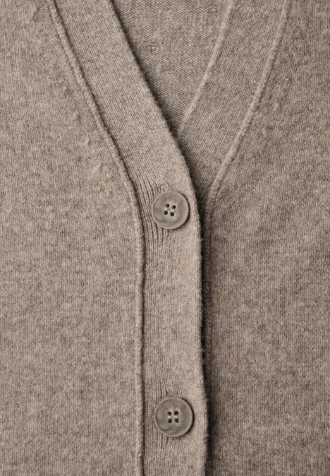 Beige gebreid vest met V-hals en twee knopen.