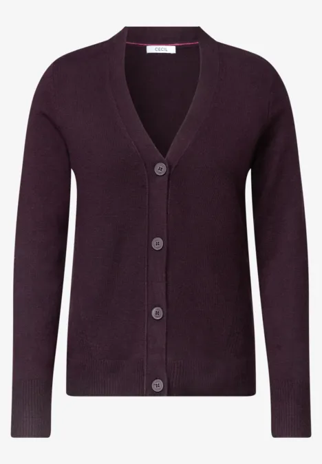 Ein schlichtes, auberginefarbenes Strickjacke mit V-Ausschnitt und durchgehender Knopfleiste.