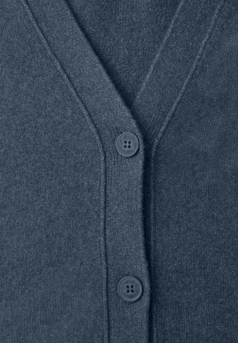 Nahaufnahme eines dunkelblauen Strickcardigans mit V-Ausschnitt und Knopfleiste.