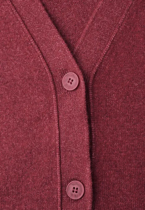 Close-up van een donkerrode gebreide vest met V-hals en bijpassende knopen.