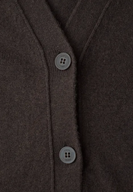 Brauner Strick-Cardigan mit Knöpfen in der Front, Nahaufnahme.