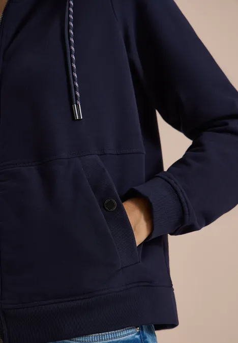 Marineblauer Hoodie mit Kängurutasche, gestreiftem Zugband und Druckknopf-Detail am Saum.