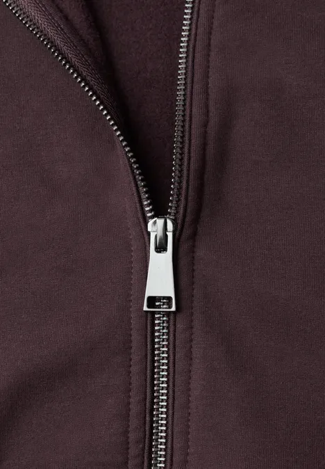 Sweatjacke mit Zipper und Kapuze berry red Nahaufnahme eines Metallreißverschlusses an einer dunkelvioletten Jacke.