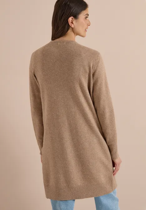 Langer Cardigan in offener Passform creamy mocha melange Rückansicht einer Frau in langem, beigem Strickcardigan und Jeans.