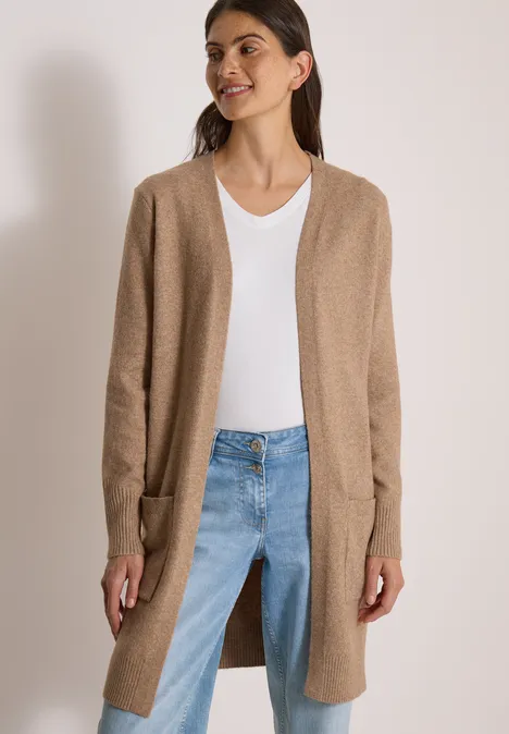 Langer Cardigan in offener Passform creamy mocha melange Frau in beigem langen Cardigan, weißem Shirt und blauen Jeans, lässiger Stil.