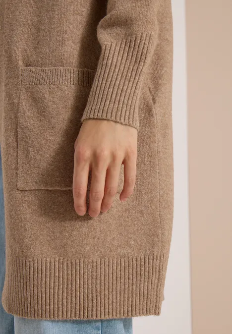 Langer Cardigan in offener Passform creamy mocha melange Beige Strickjacke mit aufgesetzter Tasche und Rippenstruktur an Bündchen und Saum.