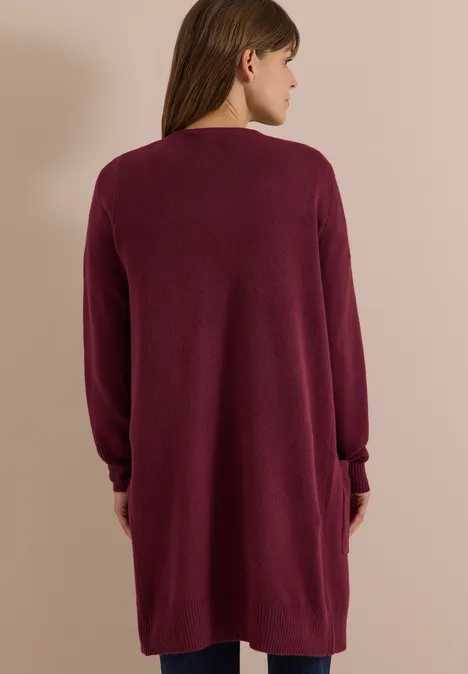 Langer Cardigan in offener Passform red wine Frau von hinten in locker sitzendem, weinrotem Cardigan mit langen Ärmeln und Taschen, knielang.