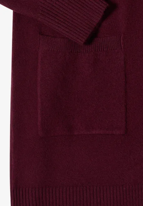 Langer Cardigan in offener Passform red wine Weinroter Strickpullover mit aufgesetzter Tasche und gerippten Abschlüssen.