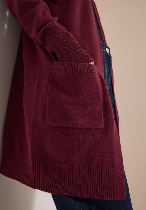 Langer Cardigan in offener Passform red wine Bordeauxroter Strickcardigan mit aufgesetzten Taschen und geripptem Saum