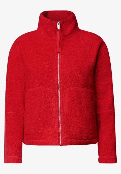 Rote Fleecejacke mit Stehkragen, Reißverschluss und aufgesetzten Taschen.