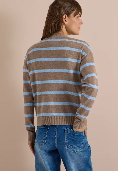 Vest met V-hals en strepen urban taupe melange Frau von hinten in braun-blau gestreiftem Pullover und Jeans.