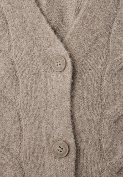 Beiger Strickcardigan mit Zopfmuster und Knöpfen.