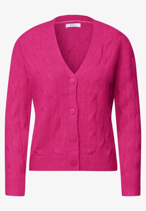 Cardigan à col en V et motif torsadé pink flash melange Ein fuchsia-pinker Damen-Strickcardigan mit Zopfstrickmuster, V-Ausschnitt und Knopfleiste.