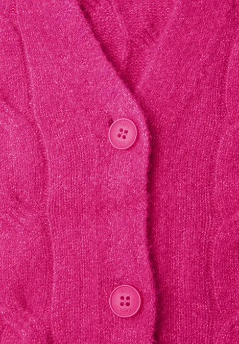 Cardigan à col en V et motif torsadé pink flash melange Nahaufnahme eines pinken Strickcardigans mit rosafarbenen Knöpfen