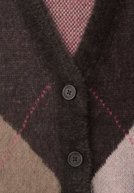 Brauner Cardigan mit rosafarbenem Argyle-Muster und schwarzen Knöpfen.