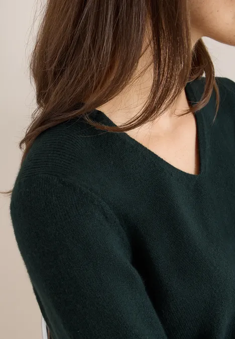 Pull douillet à col en V ink green