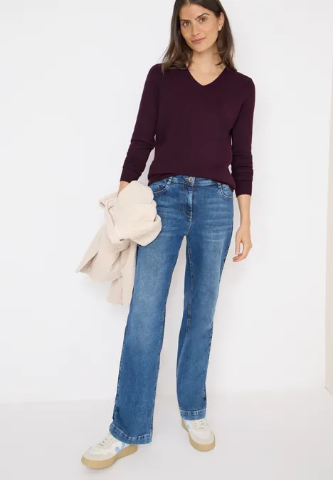 Pull douillet à col en V eggplant red