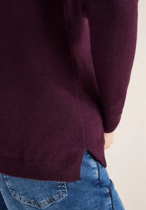 Pull douillet à col en V eggplant red