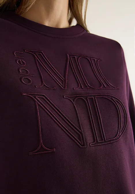 Sweater met borduursel eggplant red Sweater met borduursel eggplant red