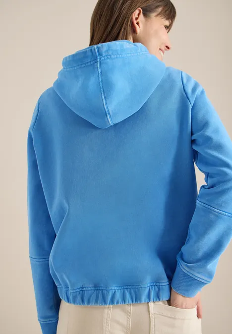Hoodie mit Stickerei fountain blue Rückenansicht einer Person in einem hellblauen Kapuzenpullover