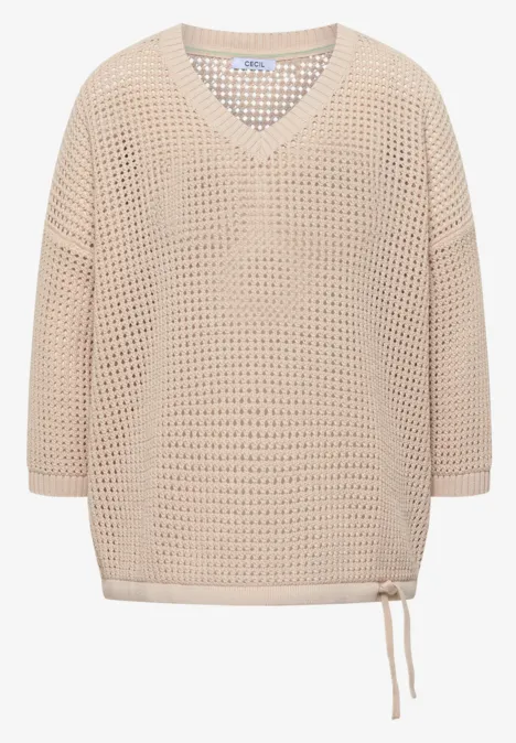 Beiger locker gehäkelter Pullover mit V-Ausschnitt, 3/4-Ärmeln und Seitenschnürung.
