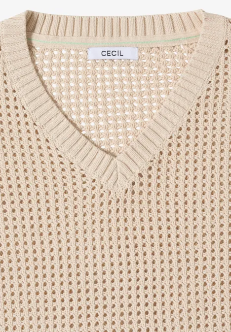Gefalteter beiger Strickpullover mit V-Ausschnitt und Ajourmuster, Markenlabel "CECIL" am Kragen.