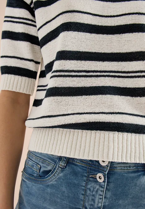 Buste vêtu d'un pull rayé noir et blanc et d'un jean bleu