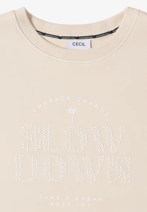 Beiges CECIL T-Shirt mit aufgenähten Strasssteinen, Schriftzug "SLOW DOWN" und Palmenmotiv.