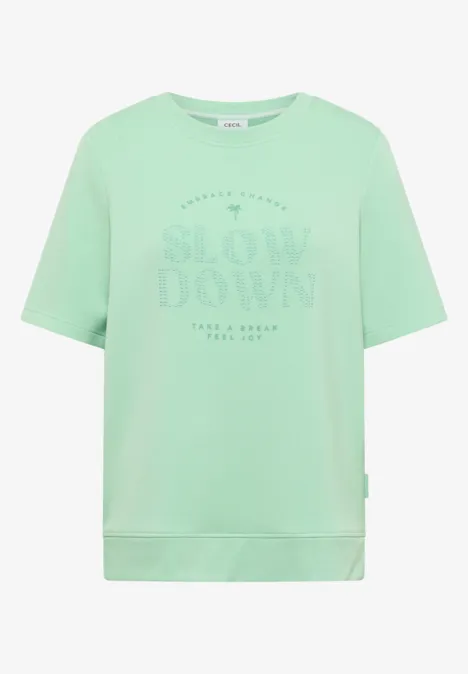 Mintgroen T-shirt met korte mouwen en de tekst 'Slow Down' op de voorkant.