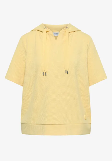 Pastellgelber Kapuzenpullover mit kurzen Ärmeln.