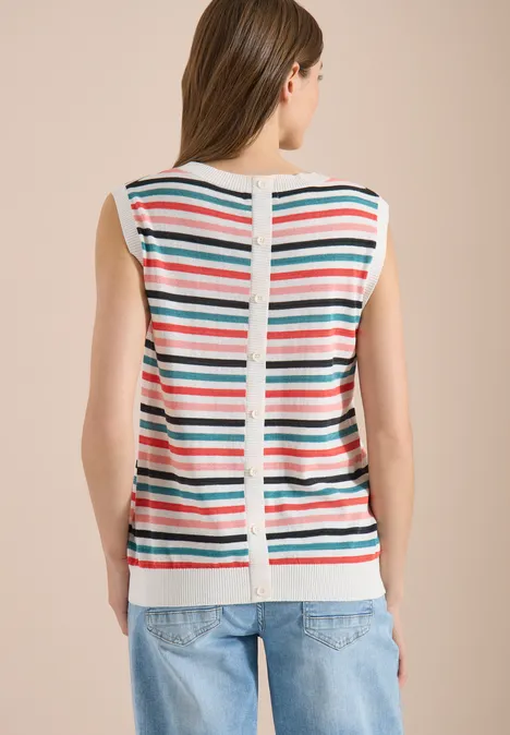 Femme de dos en débardeur à rayures multicolores et jean.