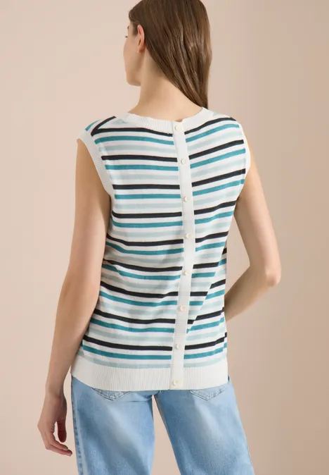 Femme de dos portant un top sans manches rayé tons blanc, bleu et brun avec un jean.