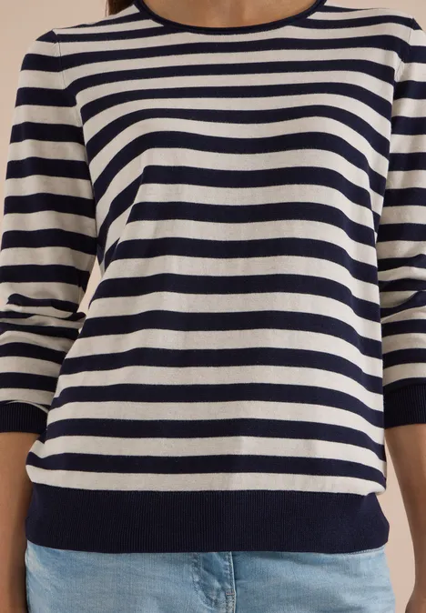 Trui met ronde hals en strepen urban dark blue Bovenlichaam van een persoon in blauw-wit gestreepte driekwartmouwtrui met spijkerbroek