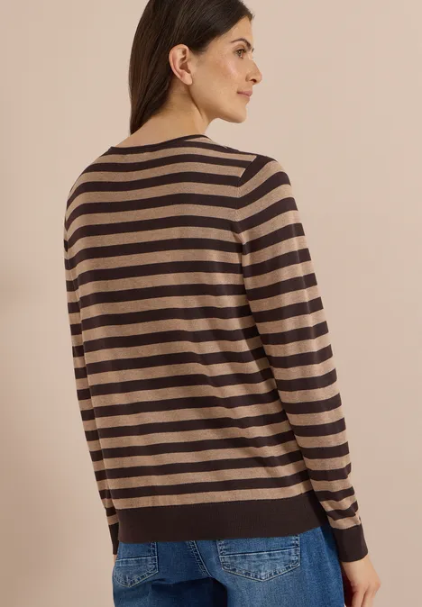 Trui met ronde hals en strepen truffle brown Vrouw van achteren in een gestreepte trui met bruine en zwarte strepen en jeans.