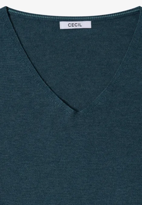 Tiefblauer Feinstrickpullover mit V-Ausschnitt und CECIL-Label am Nacken.