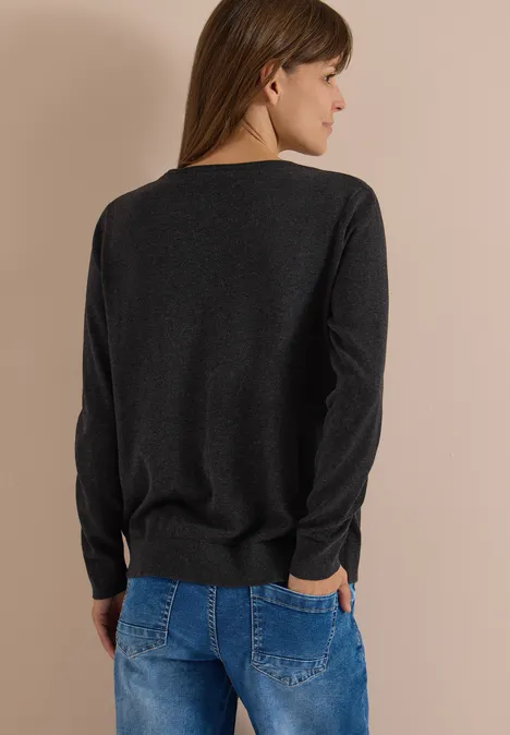 Basic Pullover mit Rundhals in Unifarbe charcoal grey melange Frau von hinten in schwarzem Pullover und blauen Jeans vor neutralem Hintergrund.