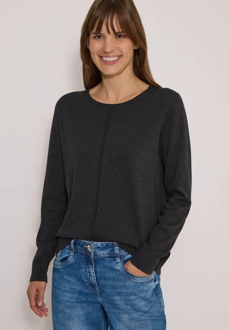 Basic Pullover mit Rundhals in Unifarbe charcoal grey melange Frau in dunkelgrauem Pullover und blauer Jeans, lächelt vor hellem Hintergrund.