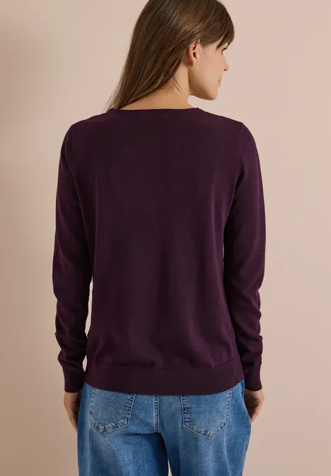 Basic Pullover mit Rundhals in Unifarbe eggplant red Frau von hinten in lila Pullover und Jeans vor neutralem Hintergrund.