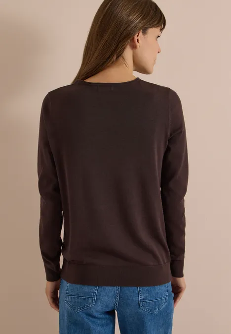 Basic Pullover mit Rundhals in Unifarbe truffle brown Person von hinten, trägt braunen Pullover und blaue Jeans vor neutralem Hintergrund.