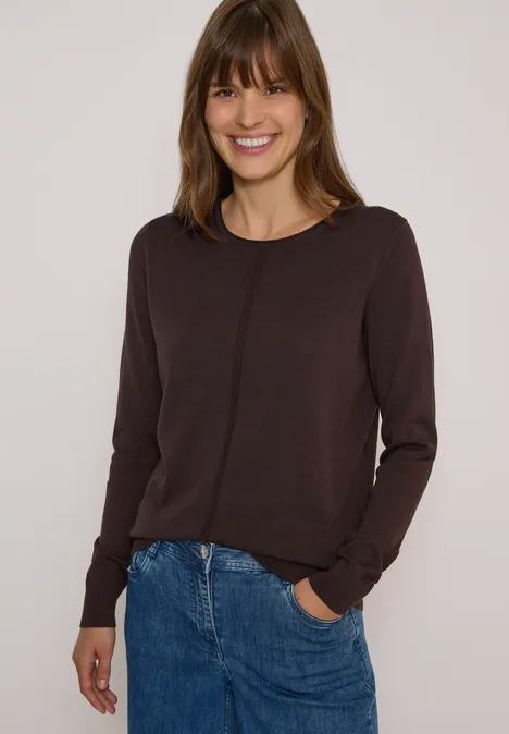 Basic Pullover mit Rundhals in Unifarbe truffle brown Lächelnde Frau im braunen Pullover und Jeans vor hellem Hintergrund.