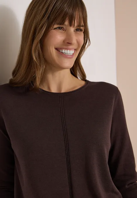 Basic Pullover mit Rundhals in Unifarbe truffle brown Lächelnde Frau mit braunem Pullover vor heller Wand.