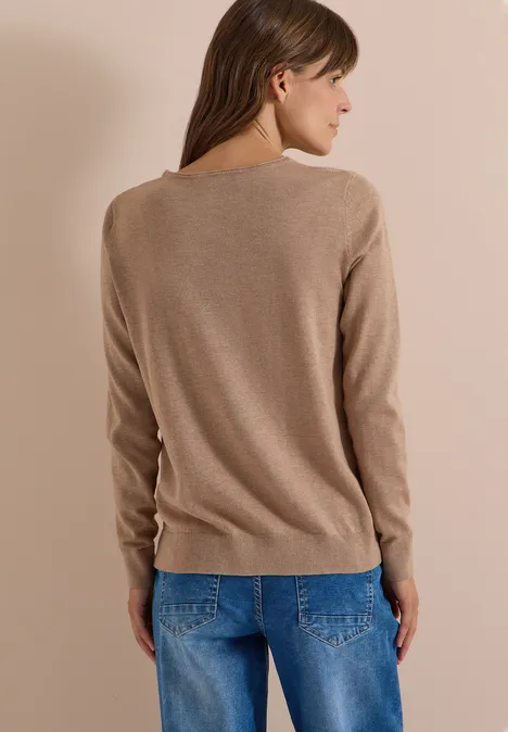 Basic Pullover mit Rundhals in Unifarbe creamy mocha melange Rückansicht einer Frau in beigem Pullover und blauer Jeans vor hellem Hintergrund.