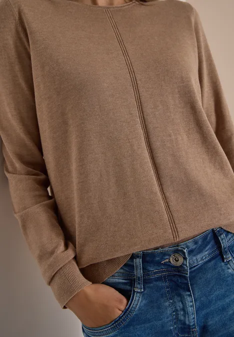 Basic Pullover mit Rundhals in Unifarbe creamy mocha melange Person trägt braunen Pullover mit Mittelnaht und blaue Jeans, eine Hand in der Hosentasche.