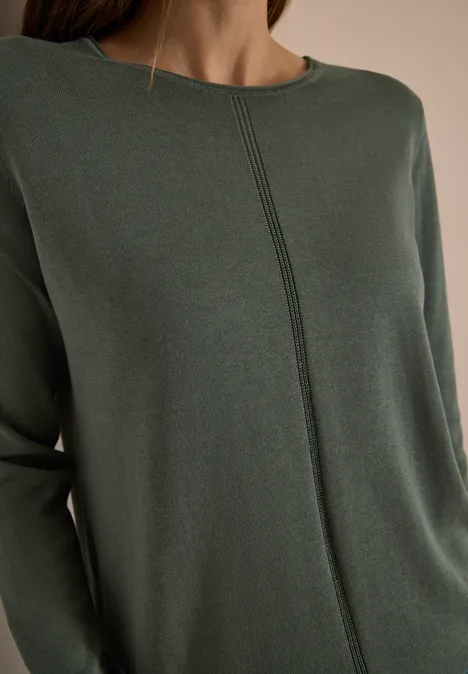 Basic Pullover mit Rundhals in Unifarbe dried olive green Frau trägt olivgrünen Pullover mit feiner Mittelnaht und Rundhalsausschnitt