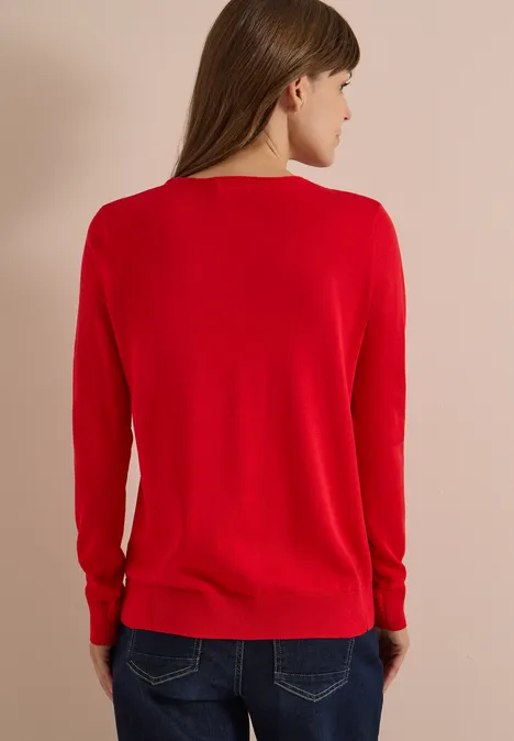 Basic Pullover mit Rundhals in Unifarbe flame red Rückansicht einer Frau in rotem Pullover vor hellbeigem Hintergrund.