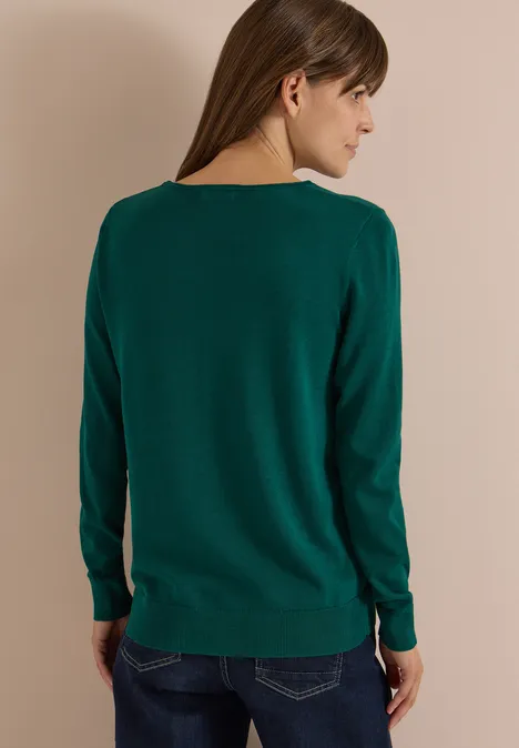 Basic Pullover mit Rundhals in Unifarbe dark fir green Frau von hinten in schlichtem dunkelgrünem Pullover mit langen Ärmeln.
