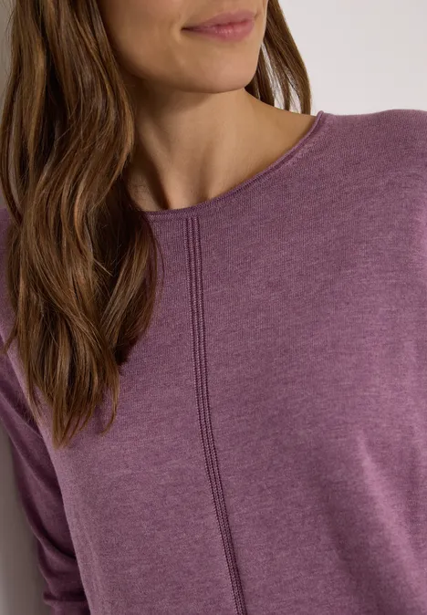 Basic Pullover mit Rundhals in Unifarbe lavender purple melange Nahaufnahme einer Frau mit lockerem lila Pullover und seitlich fallendem Haar vor neutralem Hintergrund.