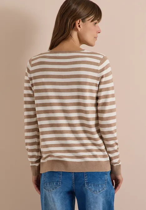 Rückansicht einer Frau in beige-weiß gestreiftem Pullover, braune Haare, neutraler Hintergrund.