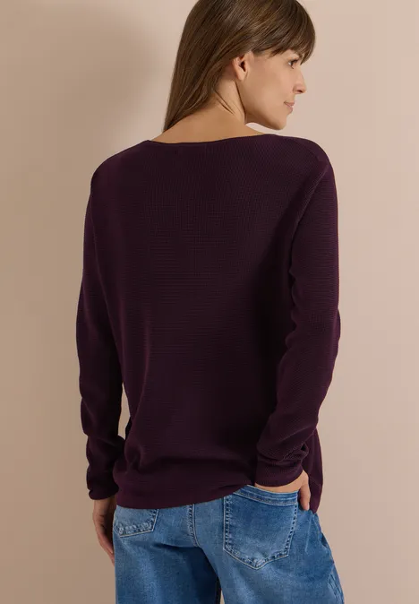 Pullover mit Rundhals und Struktur eggplant red Frau von hinten, lila Pullover und Jeans vor neutralem Hintergrund.