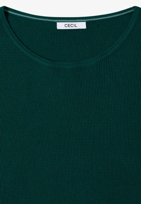 Pullover mit Rundhals und Struktur dark fir green Grünes, gewaffeltes Langarmshirt mit Rundhalsausschnitt und CECIL-Label, flach gefaltet.